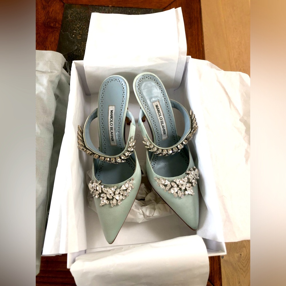 SOLD-BNIB Manolo Blahnik Lurum 37